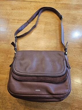Fossil Peyton Brown Pebbled Leather Messenger Bag with Adjustable Strap